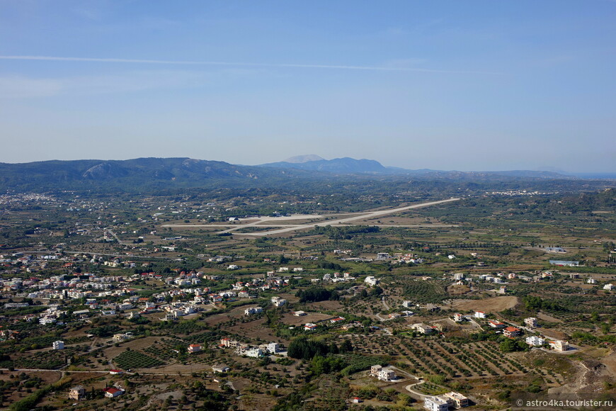 Военный аэропорт и гора Атавирос на заднем плане. На втором фото гора Атавирос при приближении. 