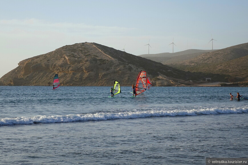 На стороне Эгейского моря всегда много сёрфингистов, необходимое для этого можно взять напрокат на берегу.