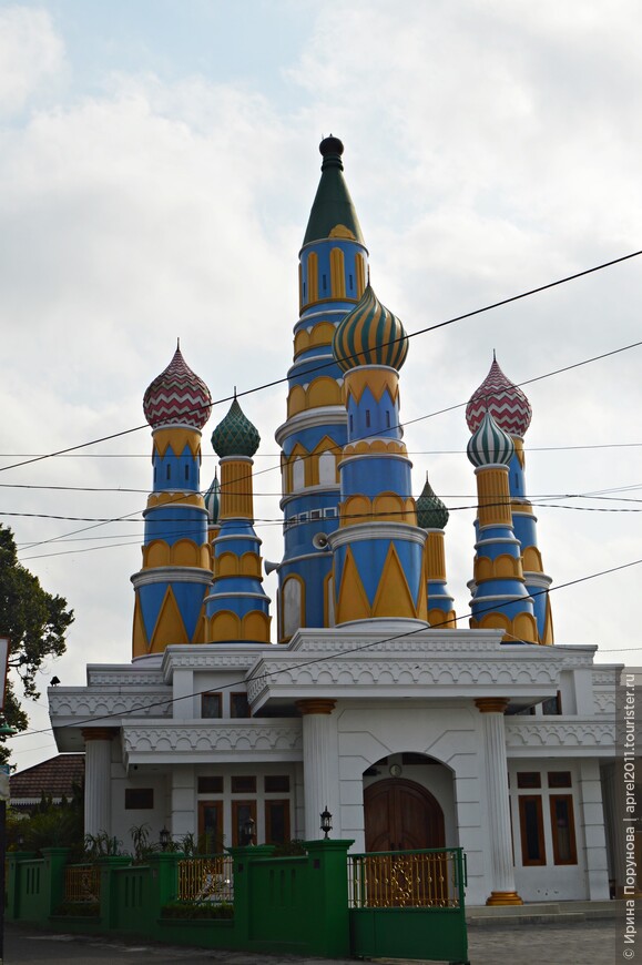 Джокьякарта. Мечеть, архитектурное решение навеяно русскими православными храмами