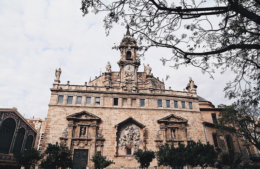 Приход св. Иоанна (Real Parroquia de los Santos Juanes) - церковь в историческом центре города возле Центрального рынка.