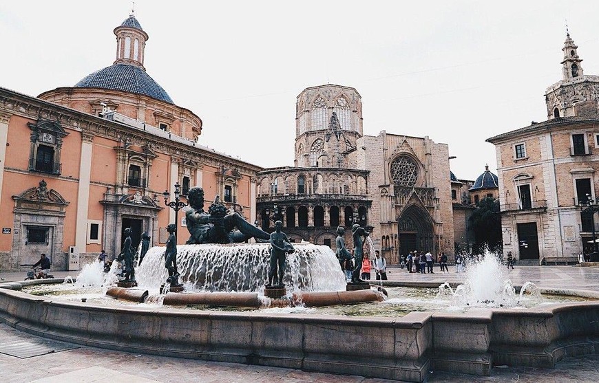 Вокруг площади Святой Девы находятся три главных символа города: Кафедральный собор (Catedral de Santa María de Valencia), Базилика Святой Девы Отверженных (La Basílica de la Virgen de los Desamparados) и Дворец Правительства (el Palacio de la Generalidad).

