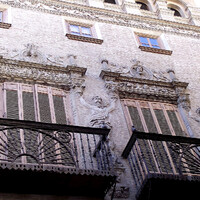 Дом Адмирала (Casa del Almirante) был построен в 1550 году, взамен старого дворца Адмирала XV века. Это старинный родовой трехэтажный кирпичный дом в стиле платереско с аркадной галереей и резным щедро украшенным крышным свесом. Два больших балкона с украшением платереско с мифическими фигурами в высоком рельефе. Пространство между балконами и аркадой украшено лепным фризом.