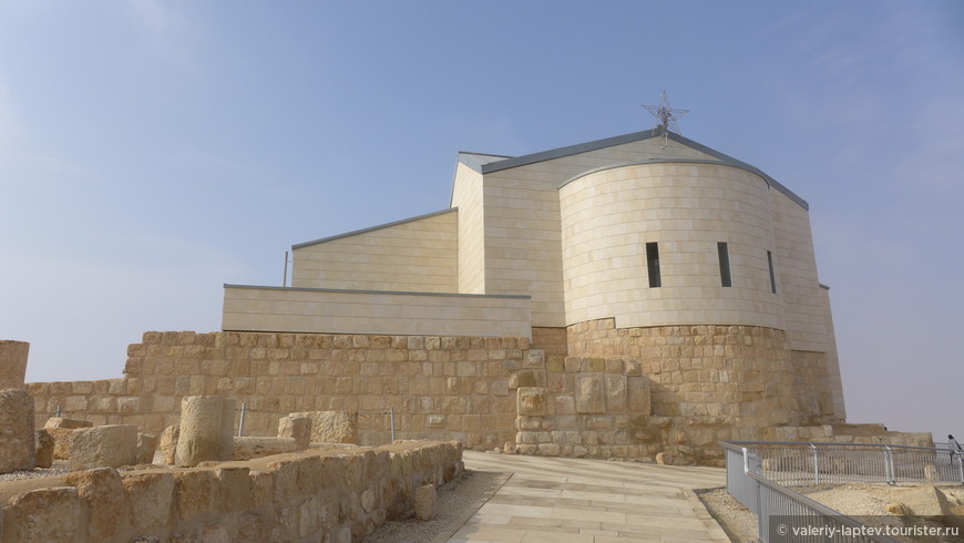 Гора Нево и Мемориальная церковь Моисея