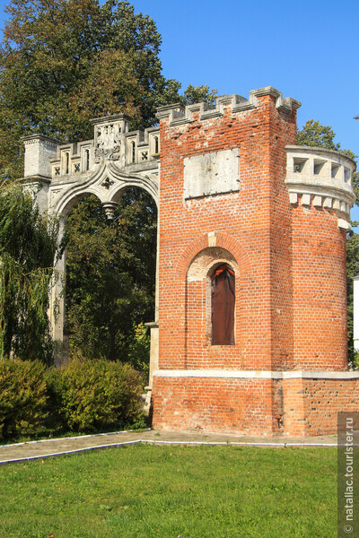 Главные въездные ворота усадьбы Марфино были сооружены рядом с Главным домом по проекту Быковского в 1837-1839 годах в стиле псевдоготики. К воротам примыкает сторожевая башня используемая как сторожка.
