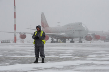 В аэропортах Москвы задержаны десятки рейсов из-за снегопада