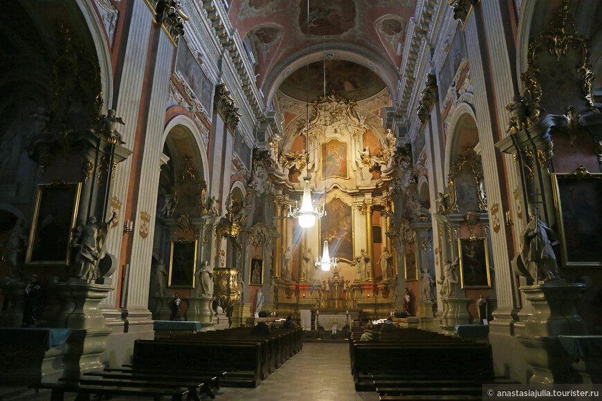 Невероятная роскошь убранства костела Святой Терезы в Вильнюсе. 