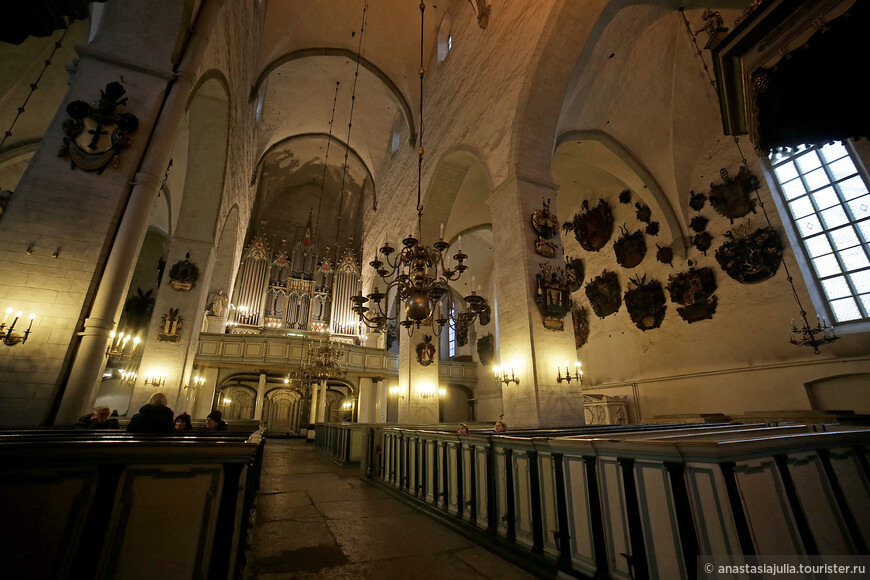 107 невероятных гербовых эпитафий на органном концерте в Домском соборе Таллина.