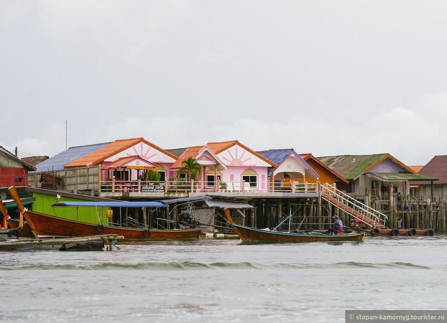 Деревня тайцев-мусульман на острове в заливе