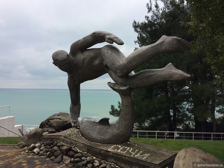 скульптура пловец и дельфин