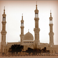 Мечеть Шейха Заеда есть в каждом эмирате страны. В честь этого самого уважаемого человека в стране - первого президента ОАЭ построена и эта мечеть в самом отдаленном эмирате: в Рас Аль Хайме. Сегодня это действительно самая большая и красивая мечеть в эмирате, имеющая четыре высоких минарета. И место для ее строительства выбрано соответствующее - в самом начале городской набережной.
