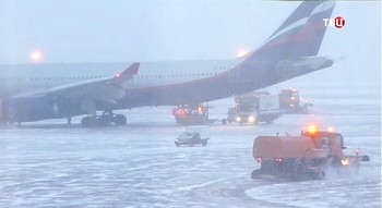 В аэропортах Москвы из-за снегопада задержаны и отменены почти 40 рейсов