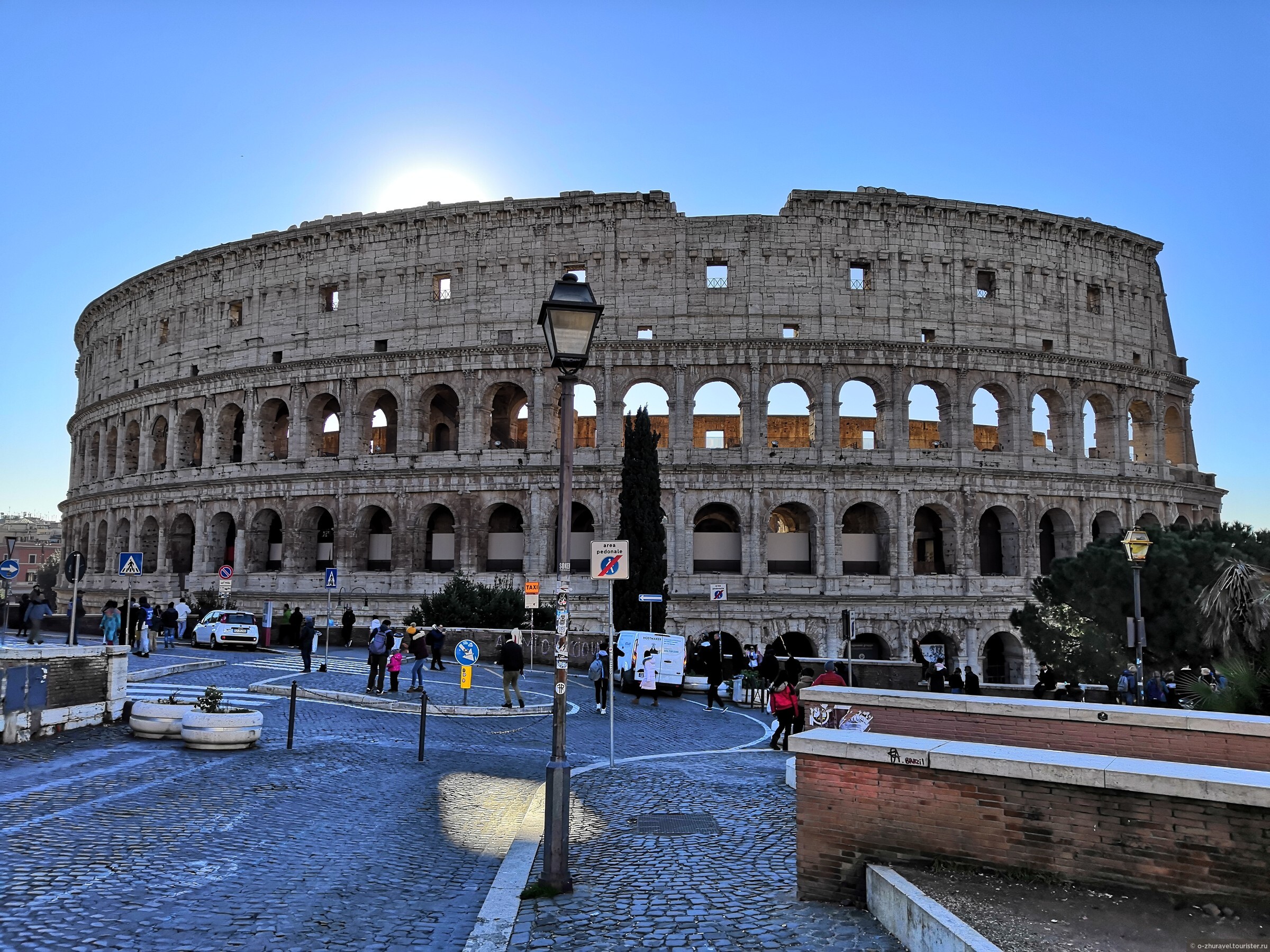 Погода в риме италия. Колизей в Риме зимой. Рим в декабре. Рим туризм в декабре. Колизей с туристами зимой.