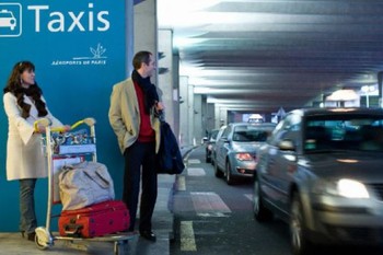 В главном аэропорту Парижа появилось официальное такси