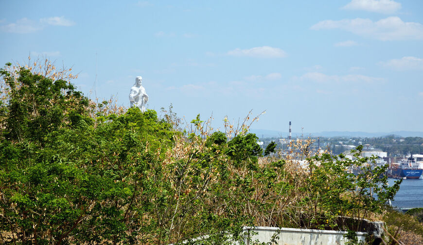 Вид на статую Христа с крепости Ла-Кабанья