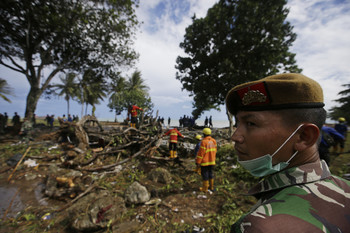 В Индонезии число жертв цунами увеличилось до 429 человек