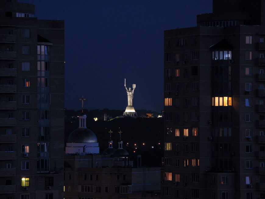 «Родина-мать» на фоне ночного Киева
