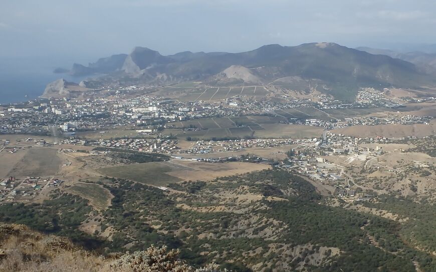 Вид на Судак с вершины горы