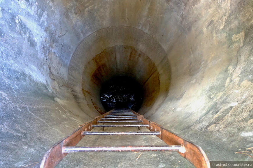 Внизу туннель с водой.