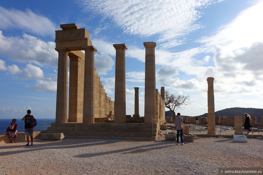  Античный храм Афины.