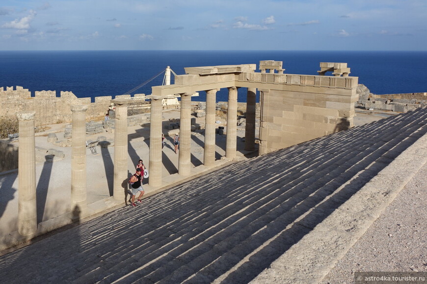  Лестница (III век до н.э.), ведущая к Дорийскому Портику.