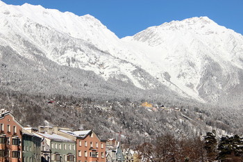 Движение по дорогам в Альпах парализовано из-за снегопадов 
