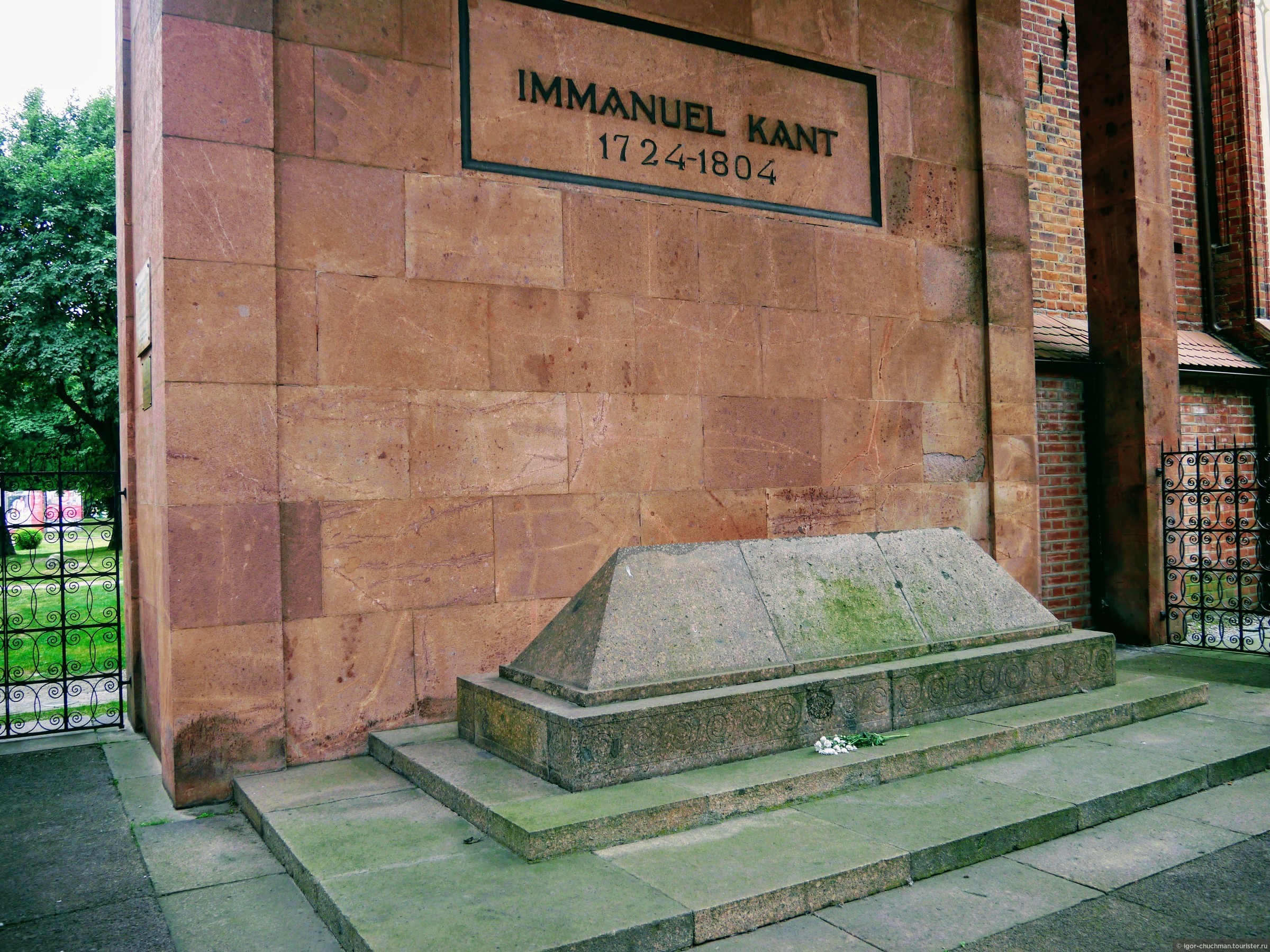 Кант похоронен. Могила Иммануила Канта в Калининграде.