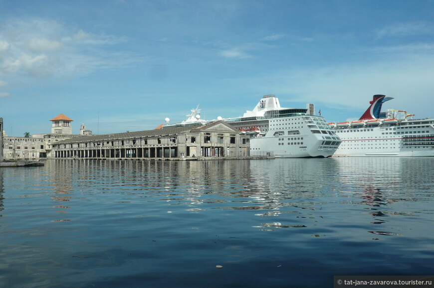 Круизные лайнеры в морском терминале.