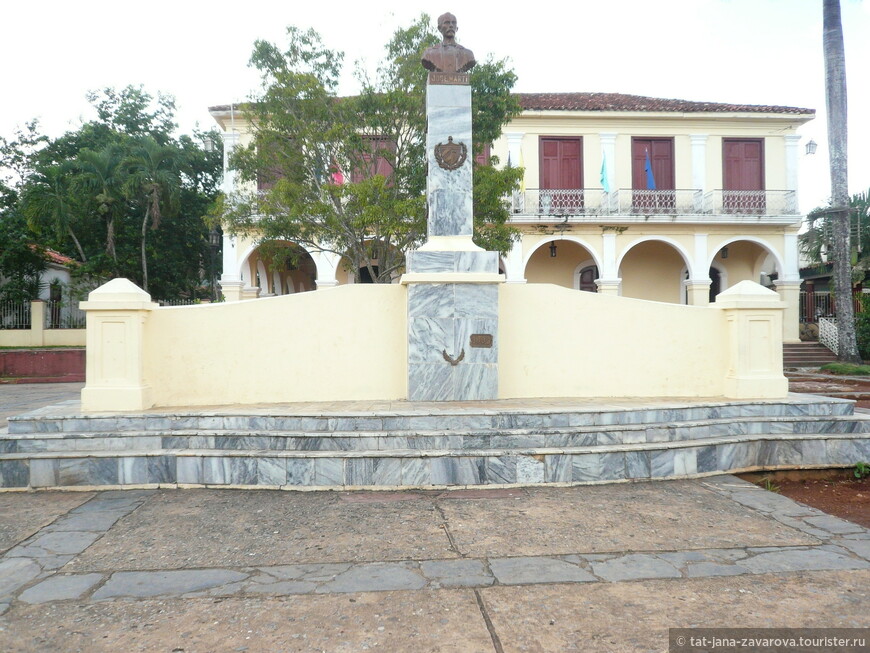 Памятник Хосе Марти на Plaza de Armaz.