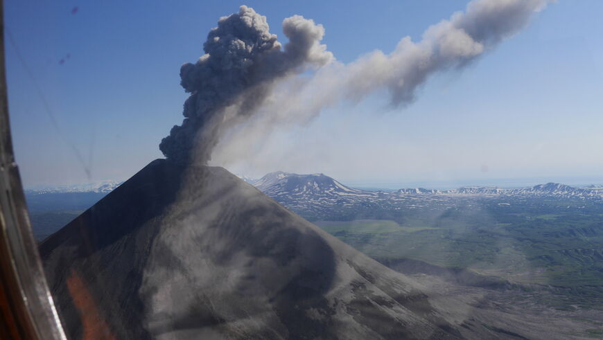 Выбросы пепла из вулкана Карымская сопка: вид из вертолета