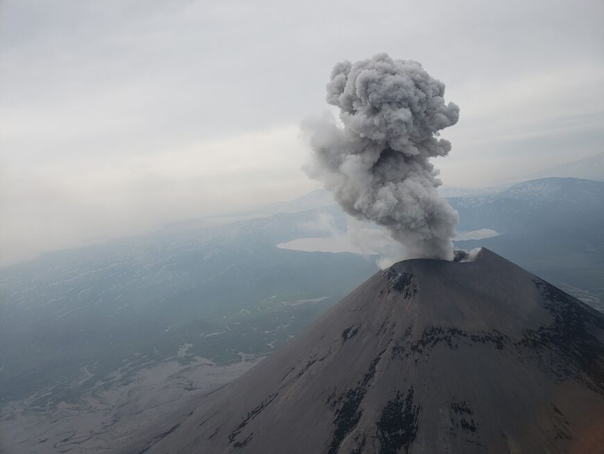 Склоны вулкана всегда покрыты толстым слоем пепла