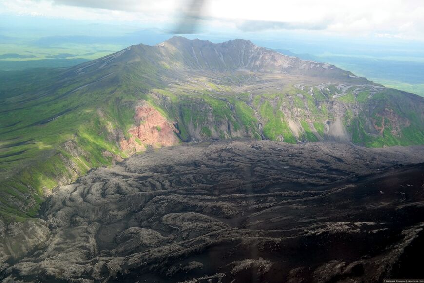 Вид из вертолета на Карымский вулкан