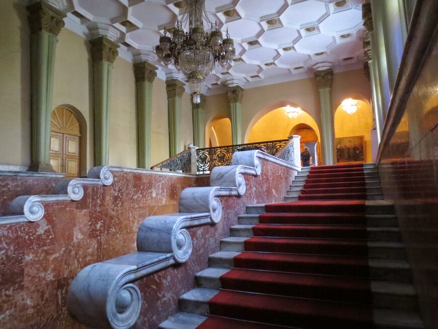 Парадная лестница в музее Сталина (основное здание)