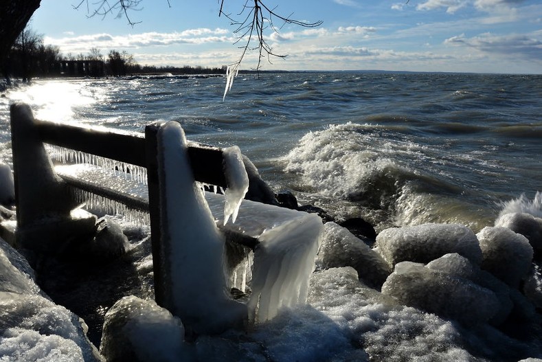 Фотографии зимней страны чудес, в которую превратилось озеро Балатон благодаря ветру и морозам