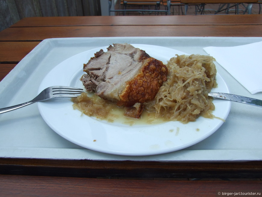 Мясо и квашеная тушёная капутса - немецкое блюдо к пиву.