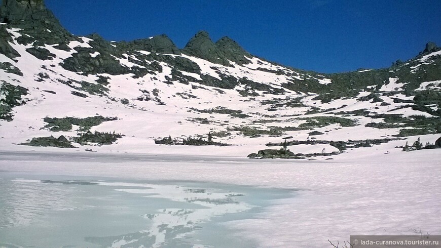 Озеро Каровое еще подо льдом в начале июня