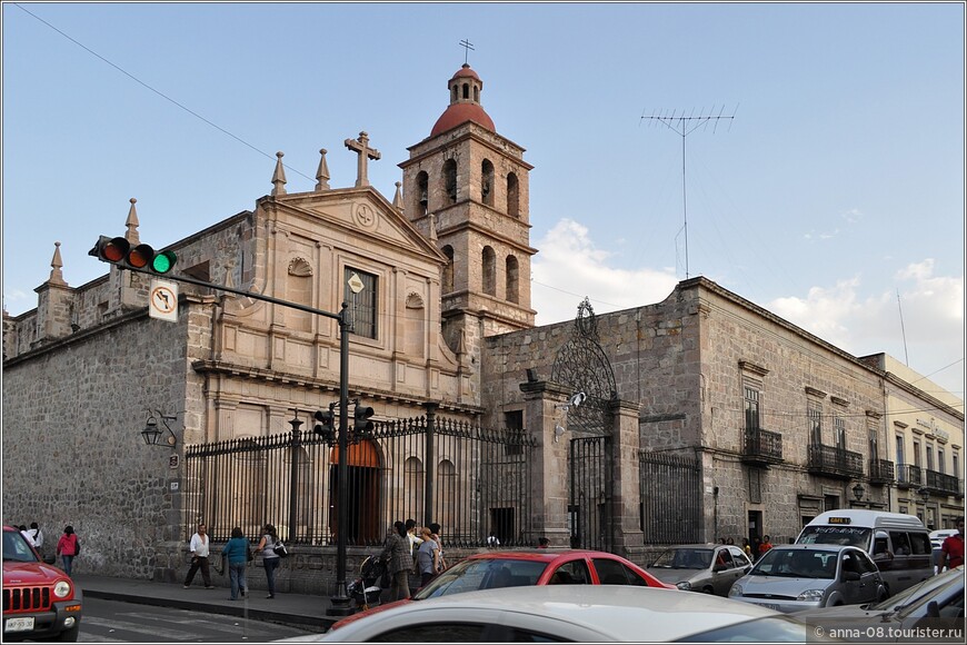 Храм Креста (Templo de la Cruz), построенный в 1680-1690 гг. На вид католический храм, а с 1920 года принадлежит Миссионерам Святого Духа. 