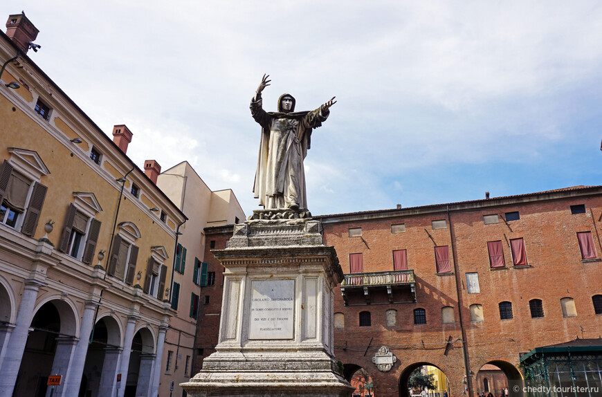 Есть два хороших памятника Савонороле - этот и круг на площади во Флоренции.