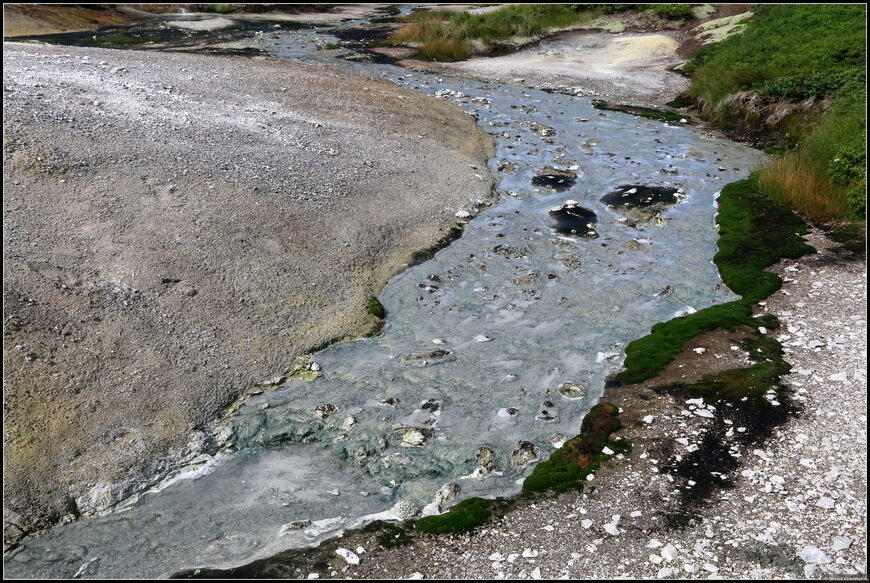 Во некоторых ручьях на территории кальдеры Узон течет не вода, а серная кислота