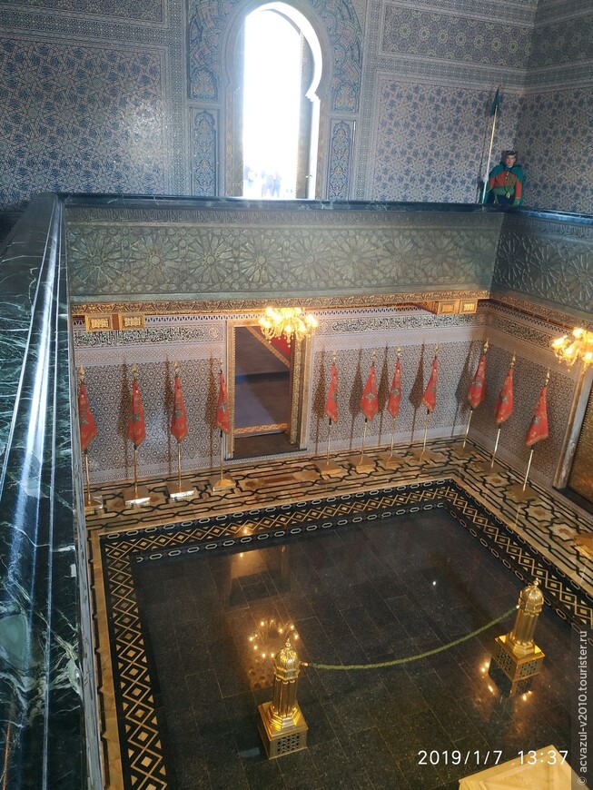 В мавзолее Мухамеда, что у башни Хасана...