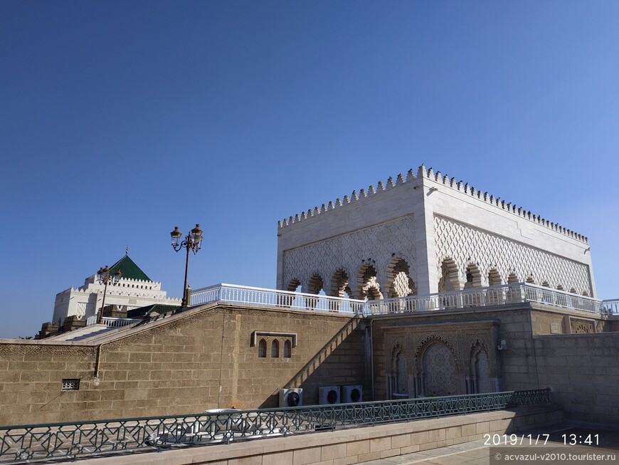 В мавзолее Мухамеда, что у башни Хасана...