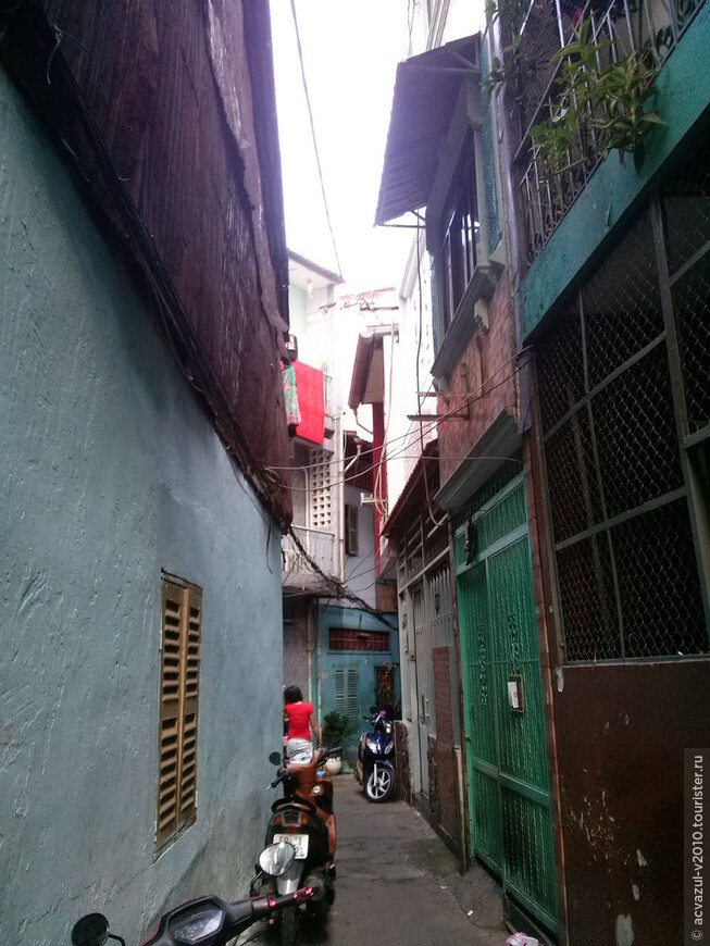 В переулках Фам Нгу Лао...