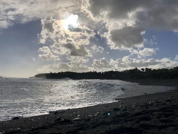Новый чёрный пляж появился на Гавайях после извержения вулкана 