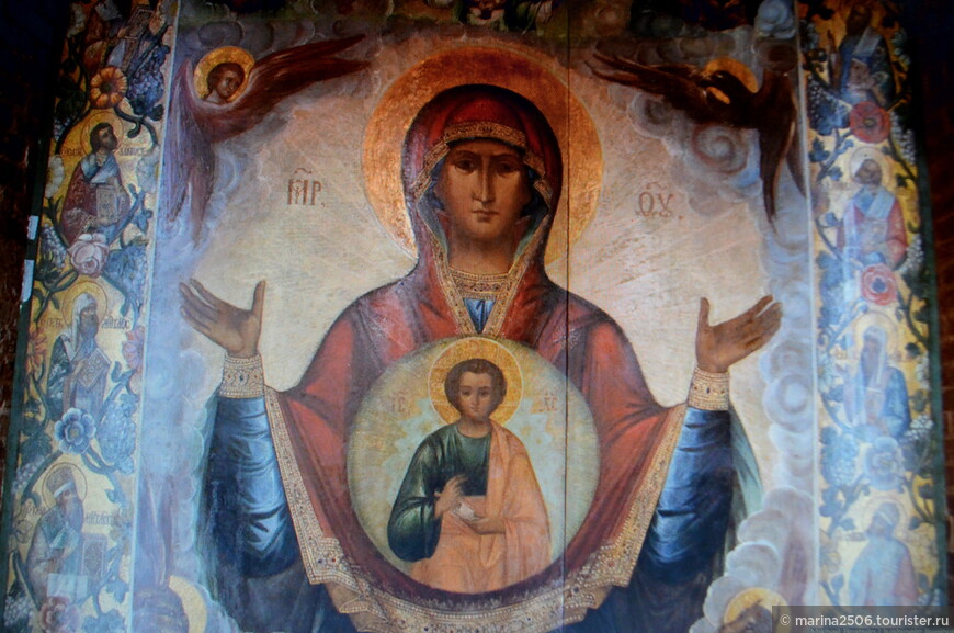 Большая икона «Богородица Знамение» XVIII века, екатерининских времён. Размер иконы – 3 на 3 метра, то есть её площадь – 9 кв.м