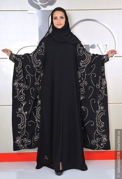 Аббая -длинное платье с рукавами.