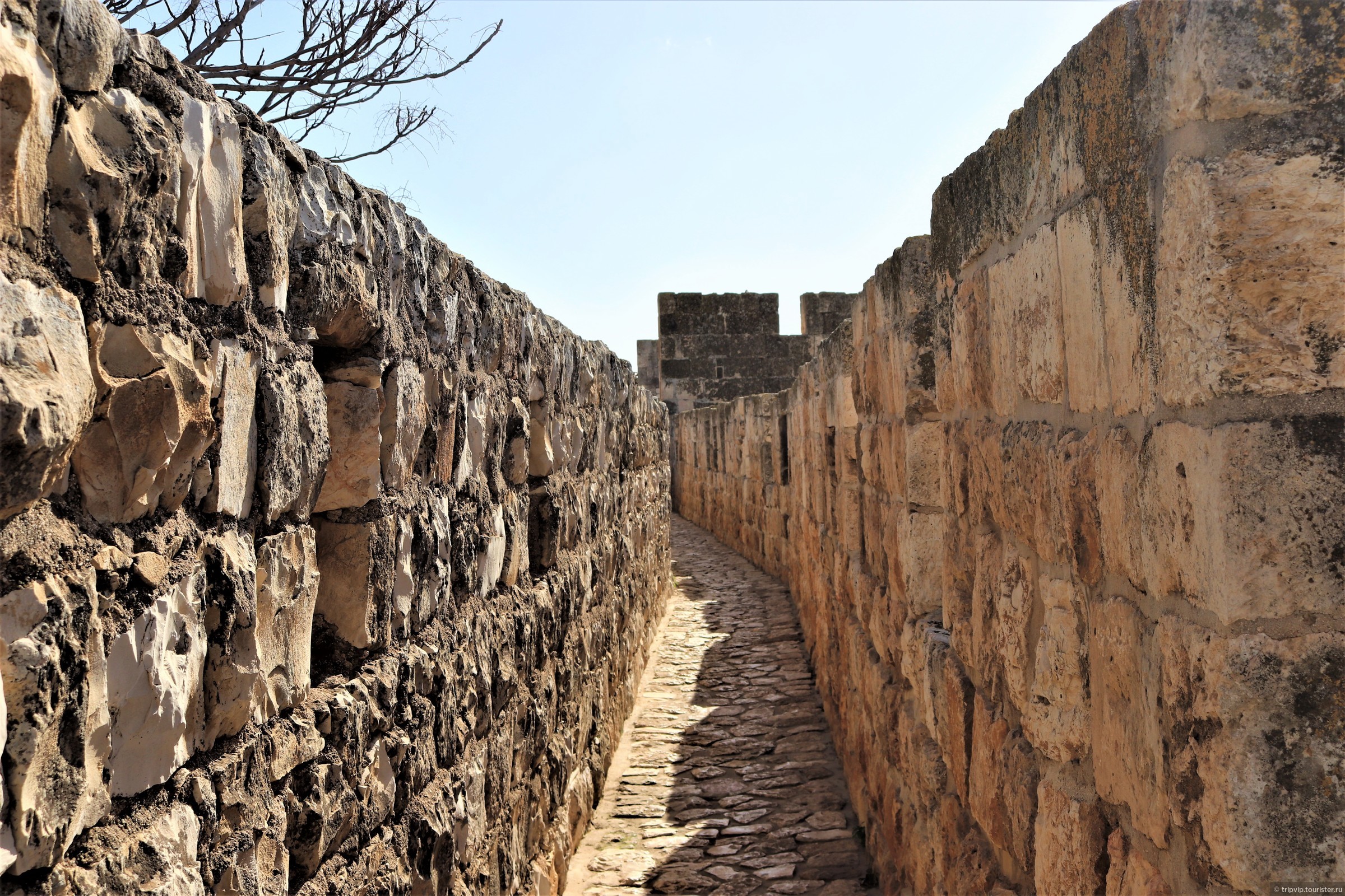 Древних стен песня. Старый город Иерусалим стена. Иерусалим старый город стена города. Стены древнего Иерусалима. Испания сагнут древняя стена.