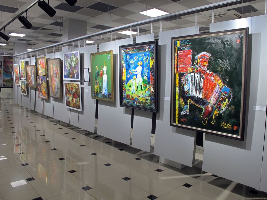 Выставка картин на нулевом этаже центра