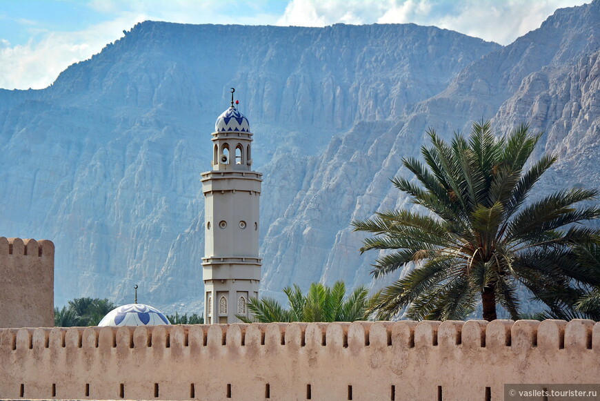За стенами форта, как и полагается - мечеть