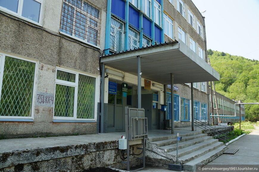Центральный вход в бывший административно-бытовой корпус шахты 