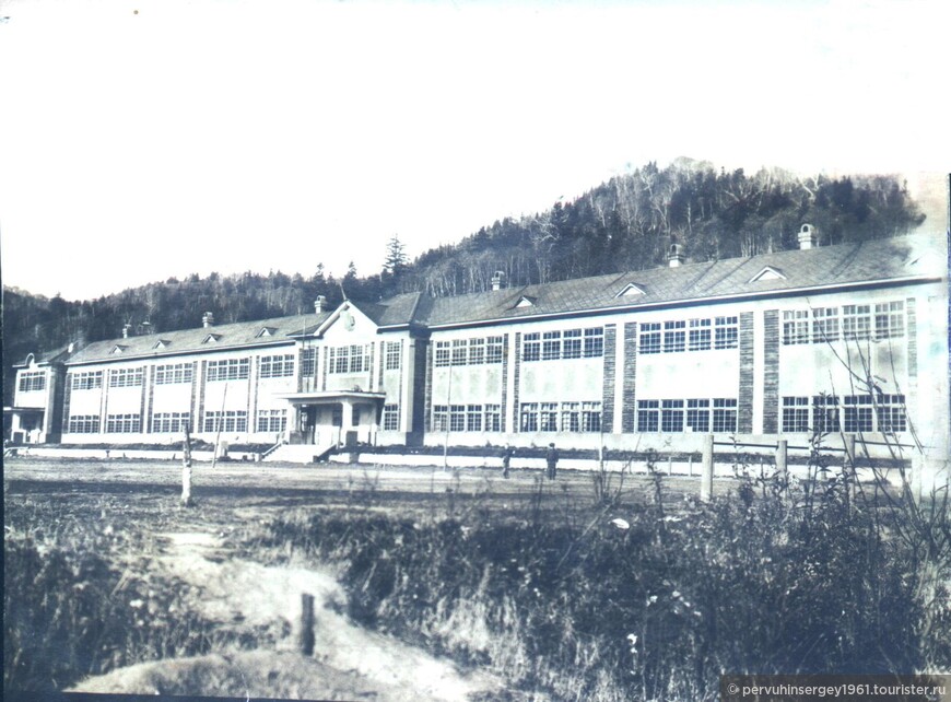 Старое здание школы. Просуществовала она судя по исследованиям клуба Наследие с 1938 по 1949 год. Это была государственная средняя школа на более чем тысячу детей. Сгорела в 1949.