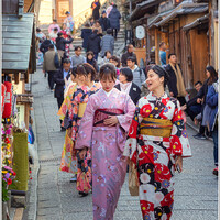 Многие японцы и японки, посещая Киото, облачаются в народные одежды.
